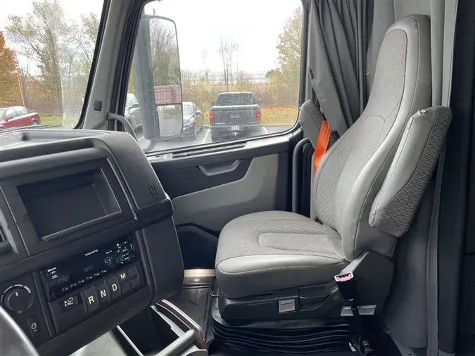 2021 VOLVO VNL64T760