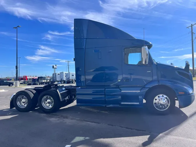 2022 VOLVO VNR64T640