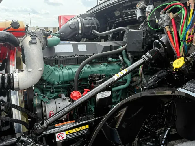 2021 VOLVO VNL64T760