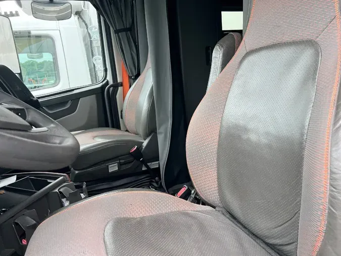 2022 VOLVO VNL64T740