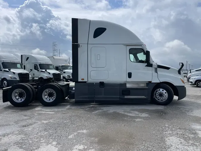 2021 FREIGHTLINER CASCADIA CA126