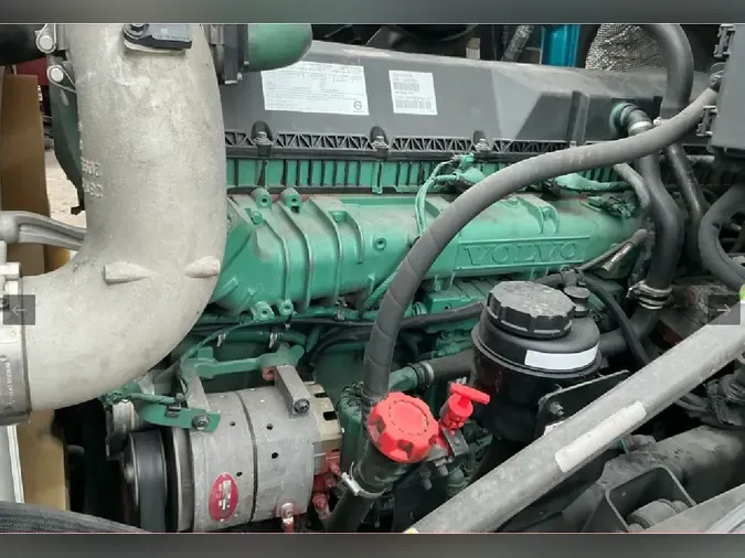 2021 VOLVO VNL64T760