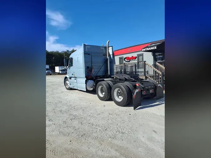 2021 VOLVO VNR64T-640