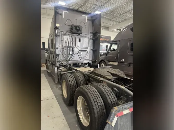 2022 FREIGHTLINER Cascadia 126