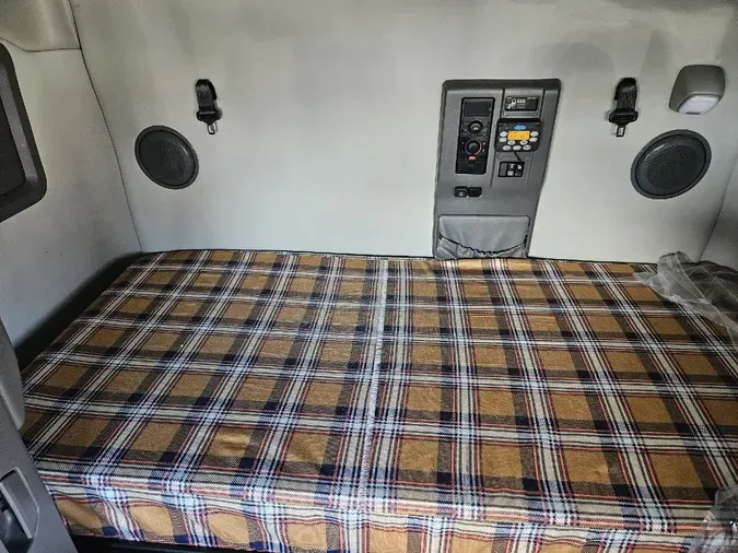 2022 VOLVO VNL64T740