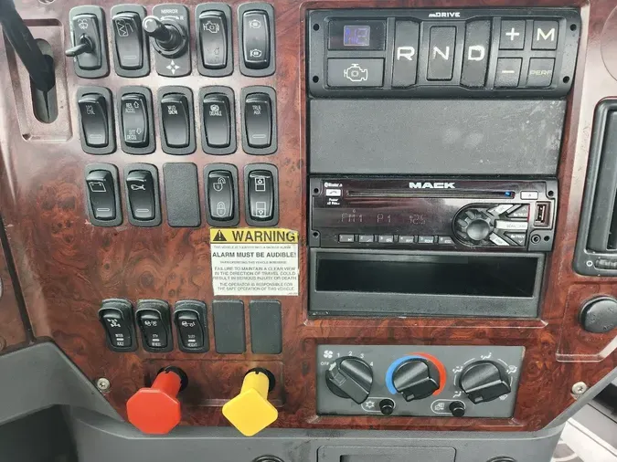 2018 MACK CXU613