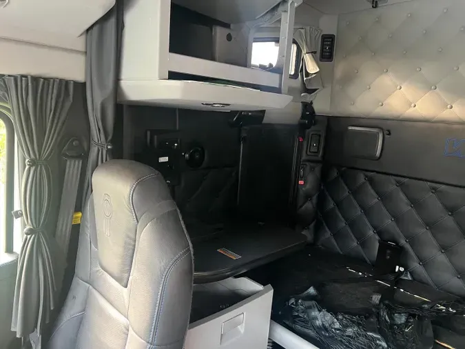 2023 Kenworth W990