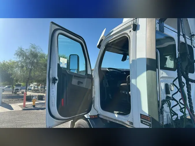 2020 Freightliner Cascadia 126