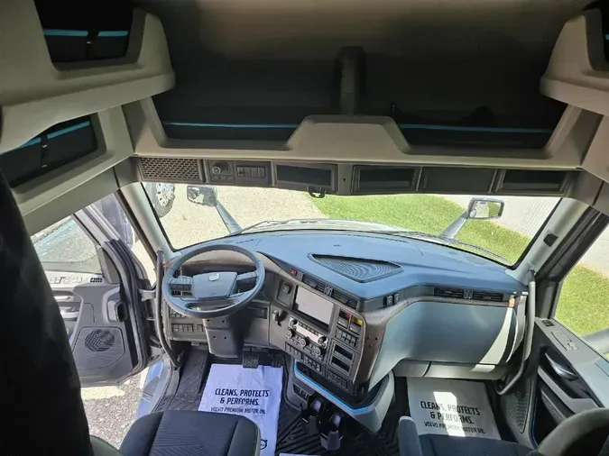2025 VOLVO VNL64TV04