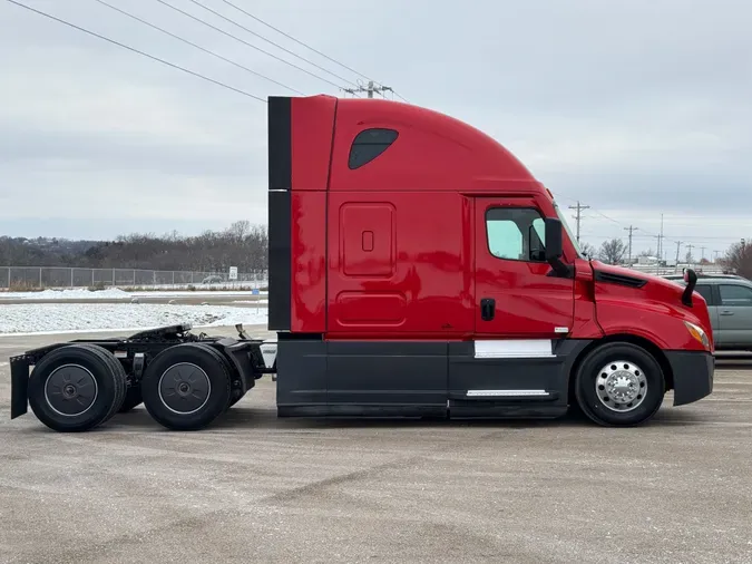 2021 FREIGHTLINER Cascadia 126