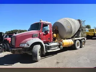 2013 MACK GRANITE GU813
