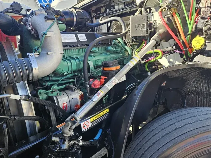 2024 VOLVO VNL64T760