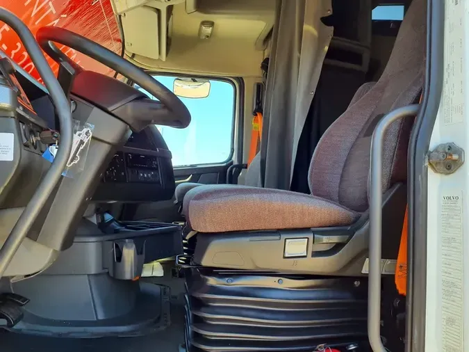 2019 VOLVO VNL64T-760