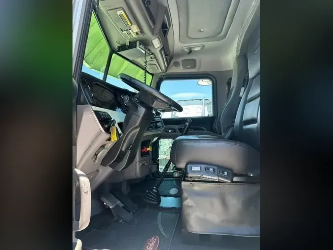 2023 Peterbilt 389