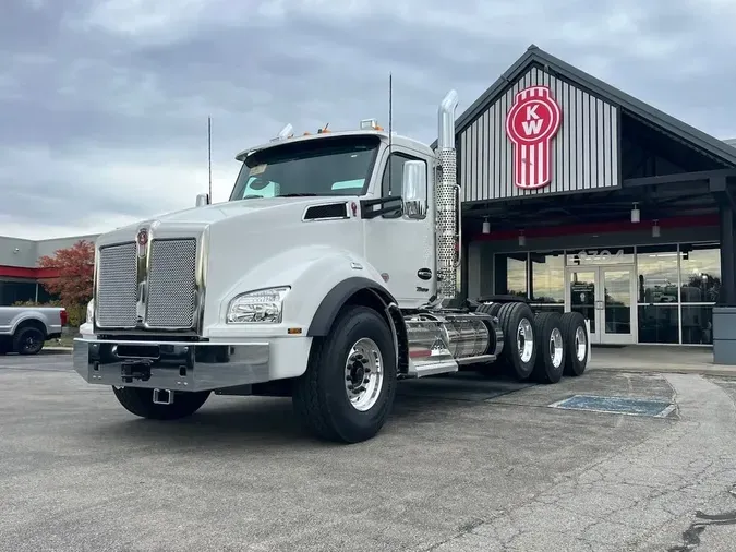 2025 Kenworth T880