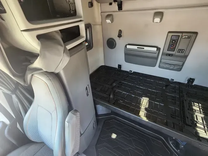 2021 VOLVO VNL64T760