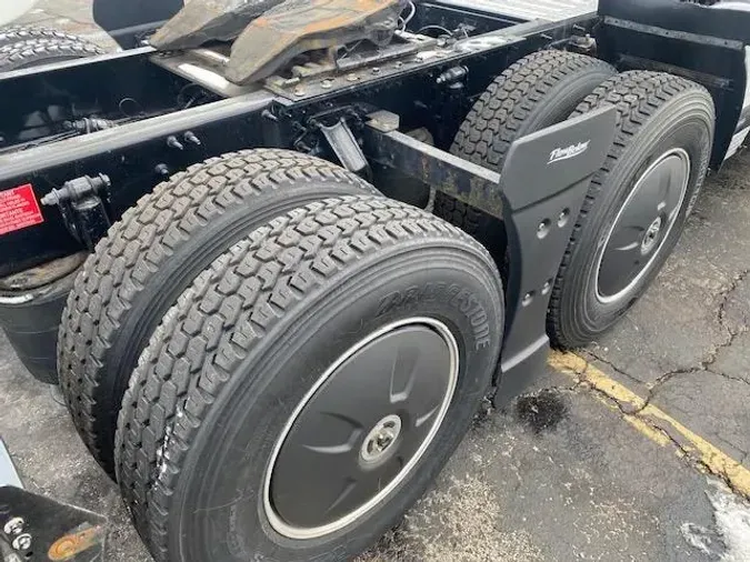 2023 Volvo VNR64T400