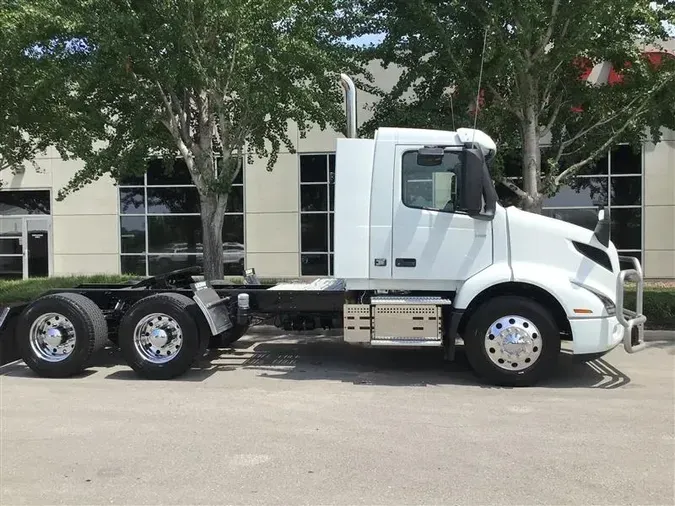 2022 VOLVO VNR64T300