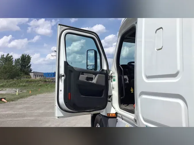 2020 Freightliner Cascadia 126
