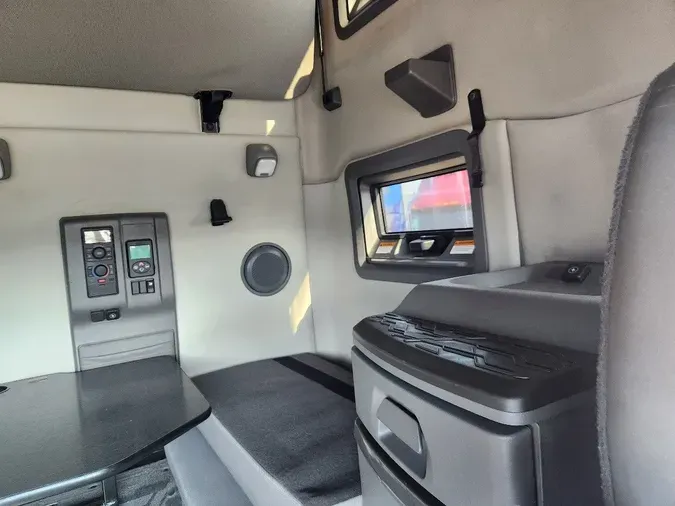 2020 VOLVO VNL760