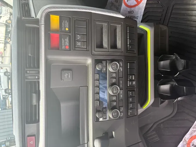 2025 VOLVO TRUCK VNL64TV04