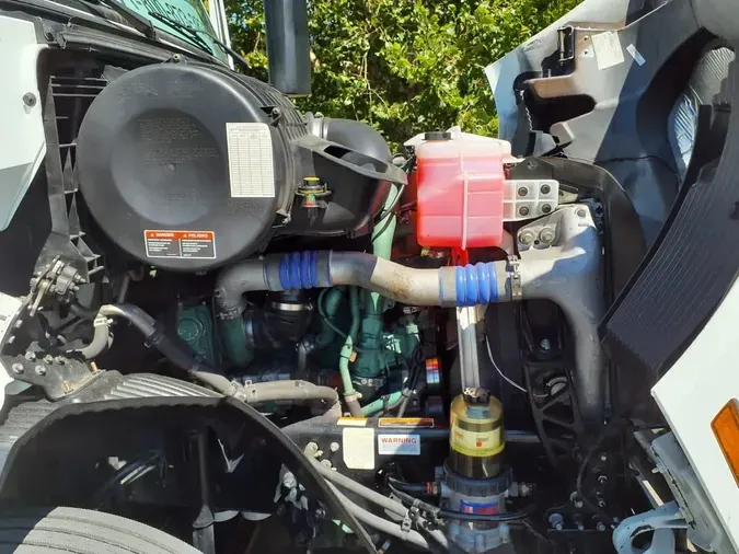 2020 VOLVO VNR64T-640