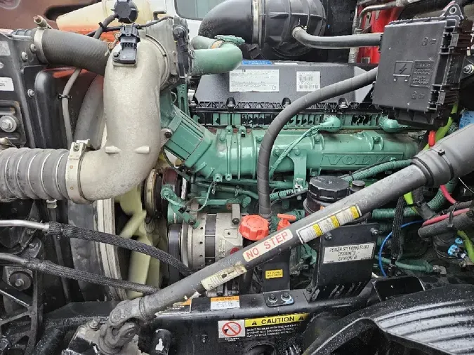 2022 VOLVO VNR64T300