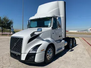 2018 VOLVO VNL64T300