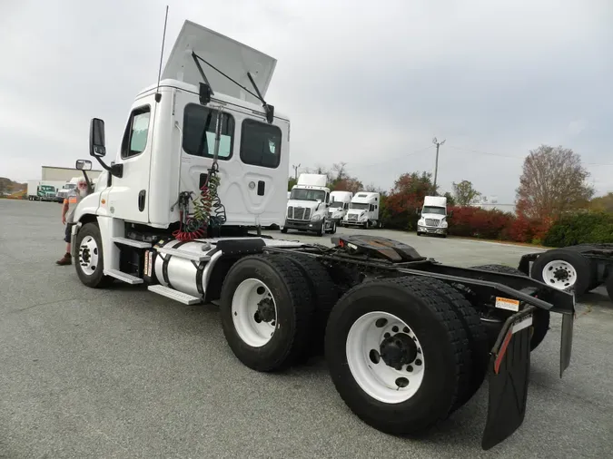 2015 FREIGHTLINER/MERCEDES CASCADIA 125