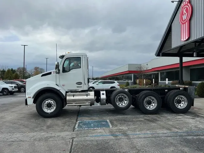 2025 Kenworth T880