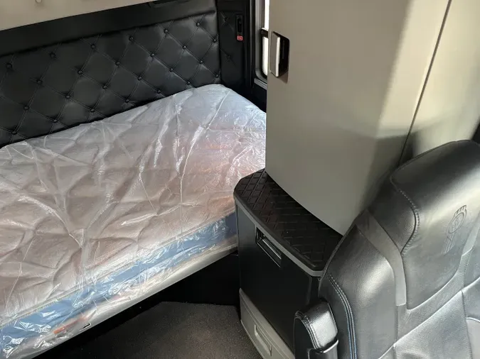 2020 Kenworth W990