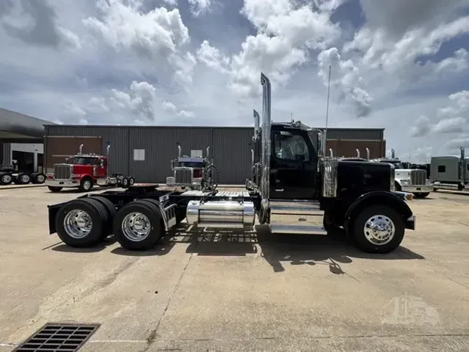 2027 PETERBILT 589