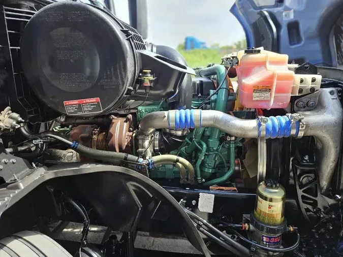 2023 VOLVO VNL64T760