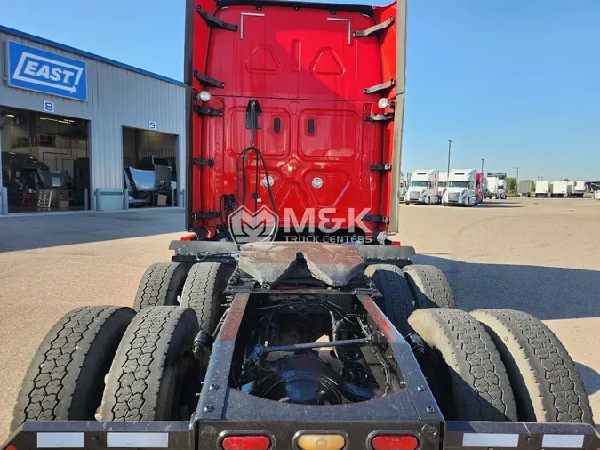 2021 FREIGHTLINER Cascadia 126