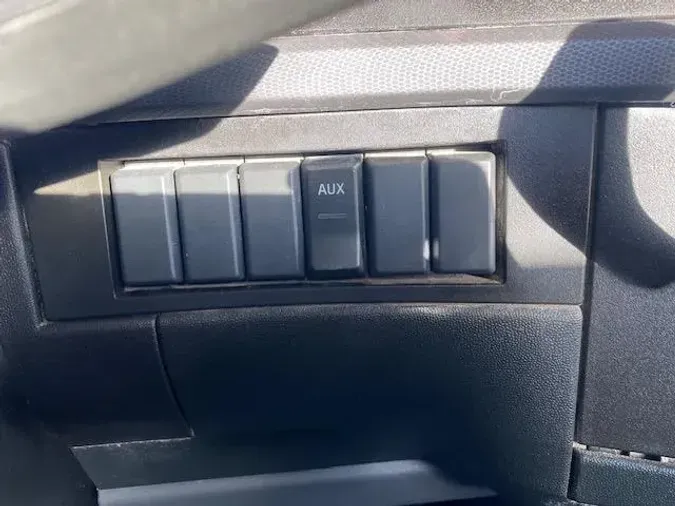 2021 Volvo VNR64T300