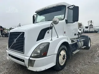 2011 VOLVO VNL42T300
