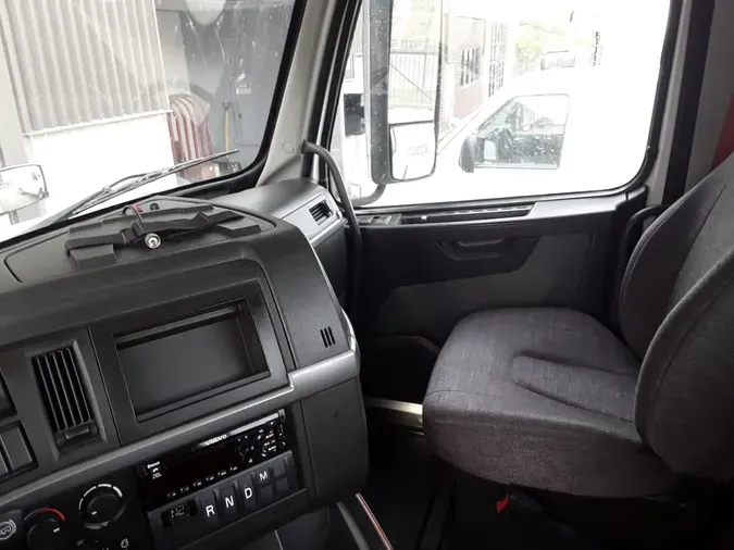 2019 VOLVO VNR42T 300
