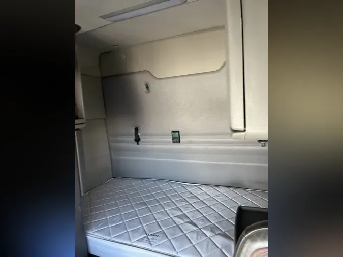 2019 VOLVO VNR64T640
