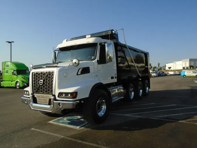 2022 VOLVO VHD84B300