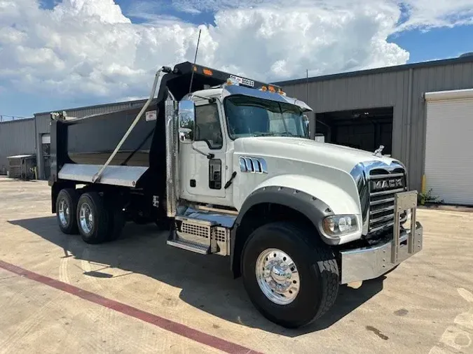 2022 MACK GR64F