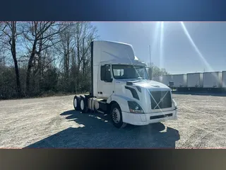 2015 Volvo VNL300