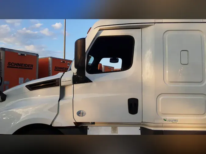 2021 Freightliner Cascadia 126