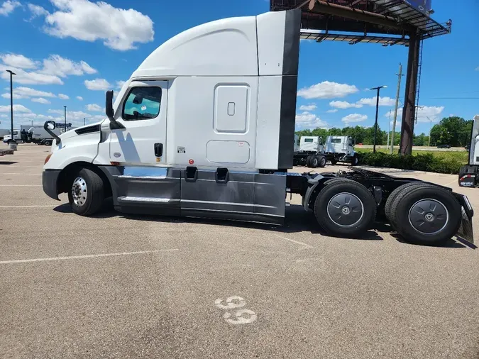 2021 FREIGHTLINER Cascadia 126