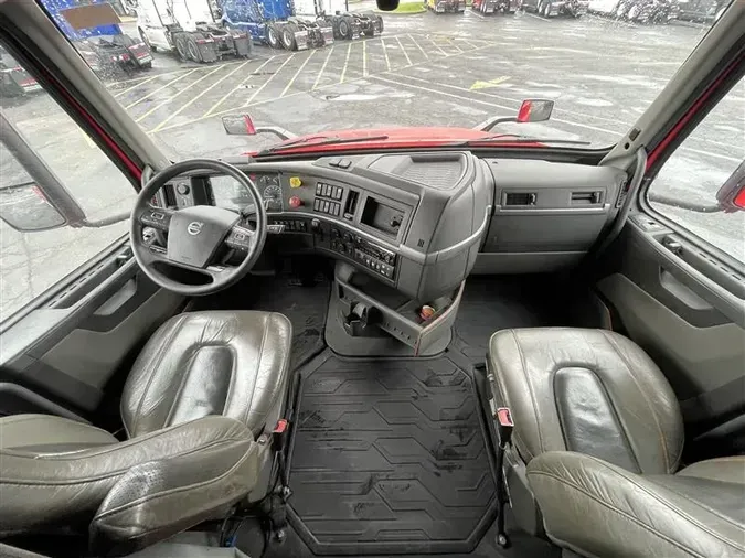 2021 VOLVO VNL740