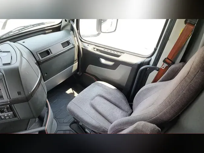 2020 VOLVO VNL640