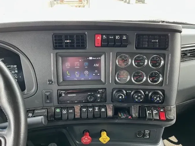 2023 Kenworth W990