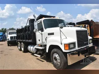 2010 MACK PINNACLE CHU613