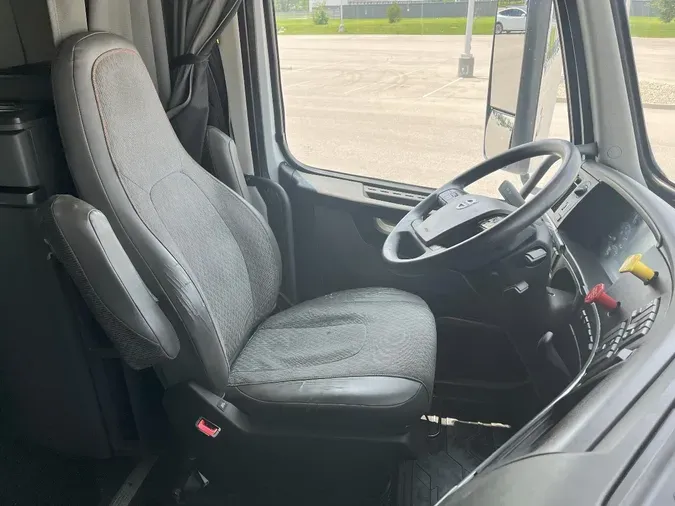 2023 VOLVO VNL860
