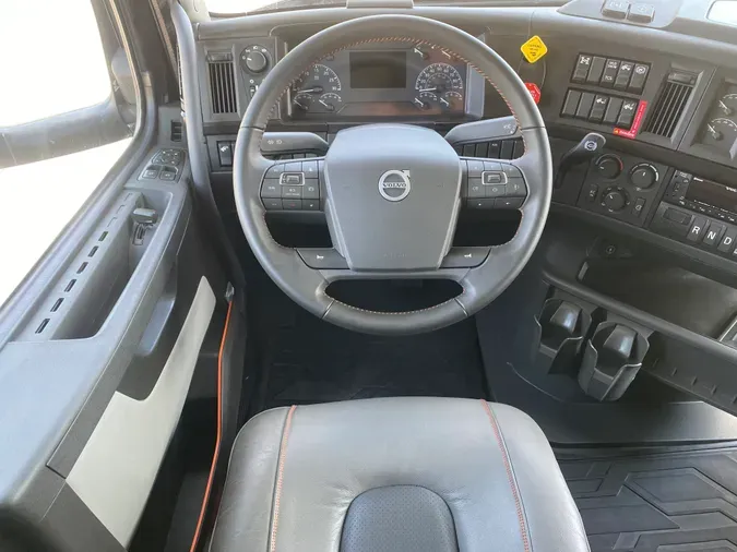 2025 VOLVO VNL64T860