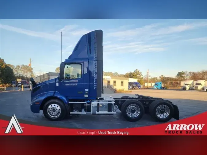 2021 VOLVO VNR300